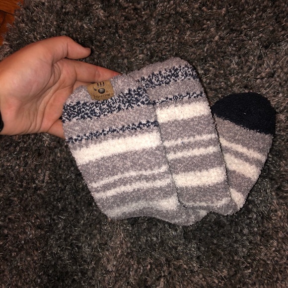 Never worn bear claw fuzzy socks - Picture 2 of 2